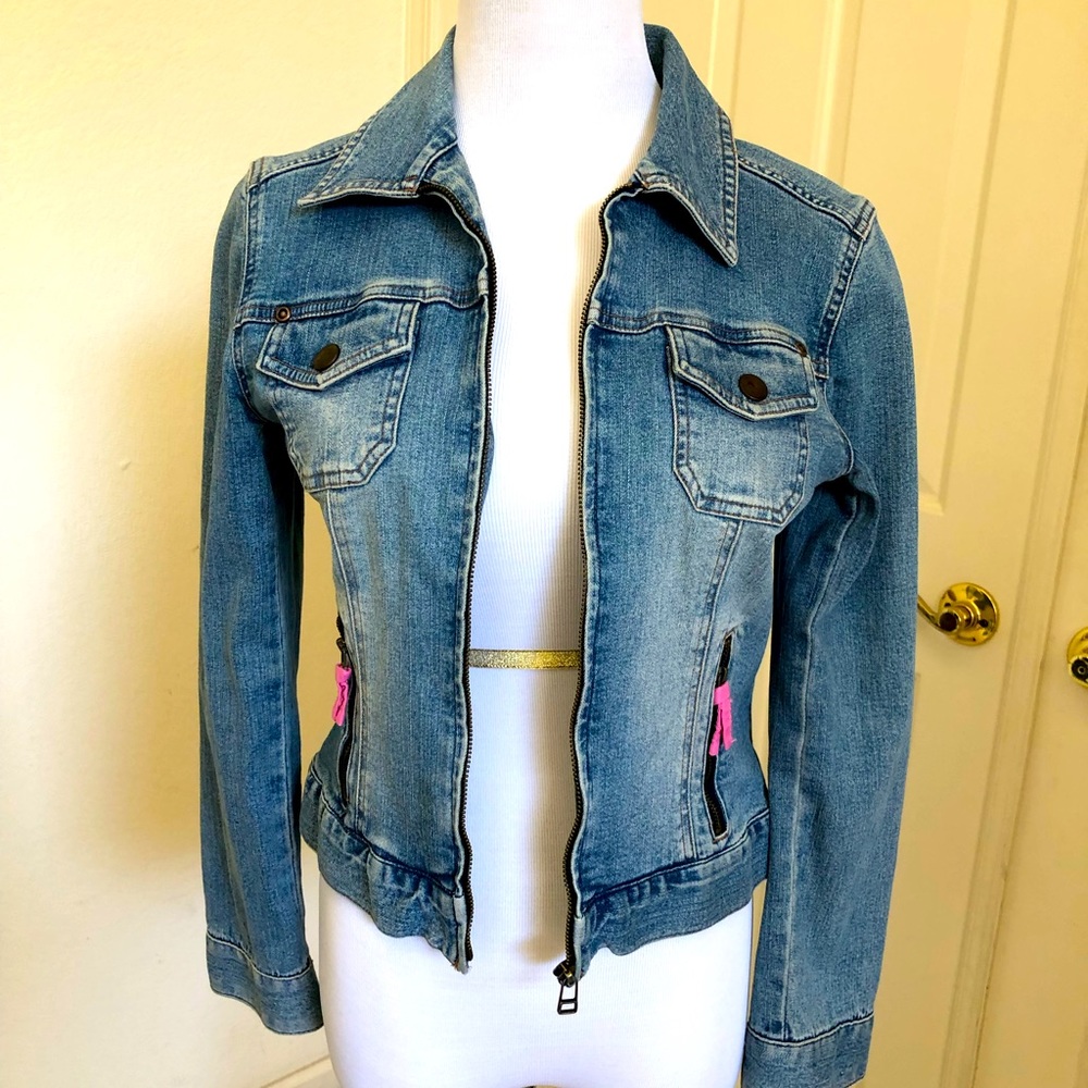 Fitted jean jacket with pink zipper details